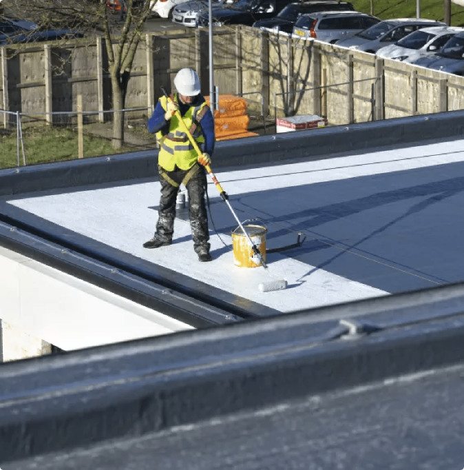 Technicien de l'entreprise de RES Etancheité effectuant des travaux d'étancheité sur une toiture à Grenoble.